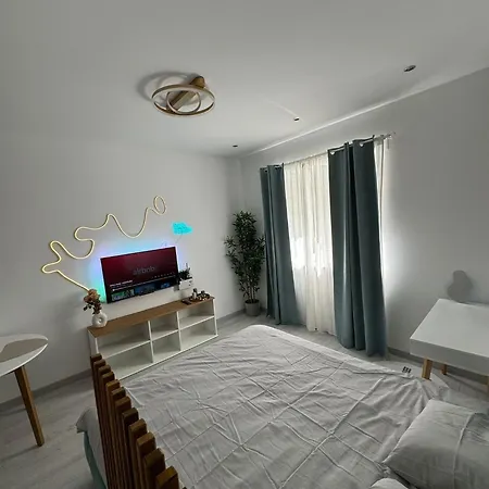New Modern Studio - Excellent Location Apartment *