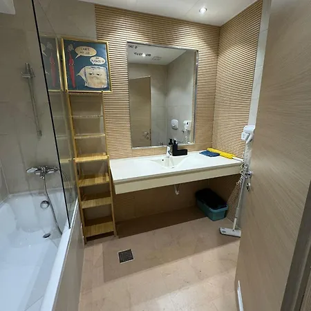 New Modern Studio - Excellent Location